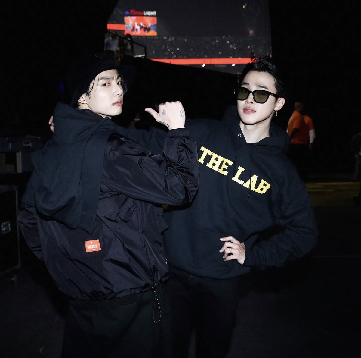 220419 연상 인스타 국민

공연장 뒤에서 같이 사진 찍기