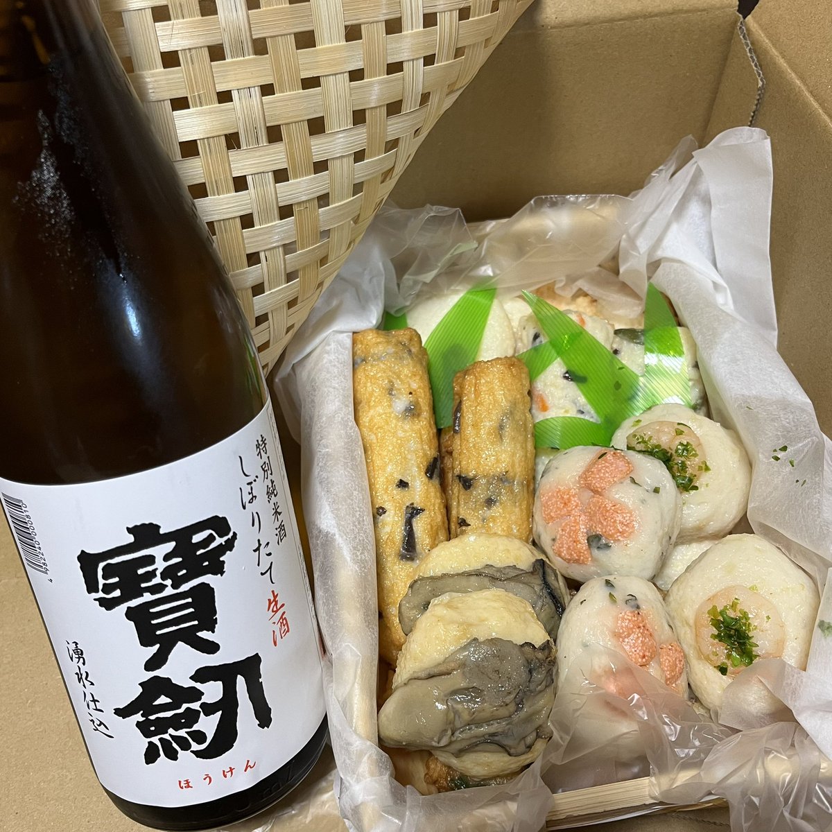 広島のお友だちから幸せのお届けもの。地元の方しか手に入らないお酒と名物の天ぷら。ありがとうー♡お酒はお正月にいただこうかな。いや、せっかくの絞りたてホヤホヤだったらすぐに飲んだ方が…。でもやはり何日かは、今私の冷蔵庫の中にはいいものがあると無敵に過ごすのがいい。