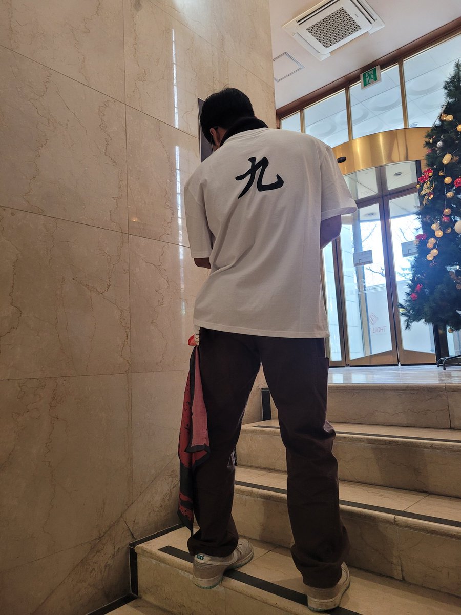Woobbogie's tweet photo. 등판의 Goo가 너무 폭력적이라서 하루종일 입고다녔슨 https://t.co/V6Q5Q66fdV
