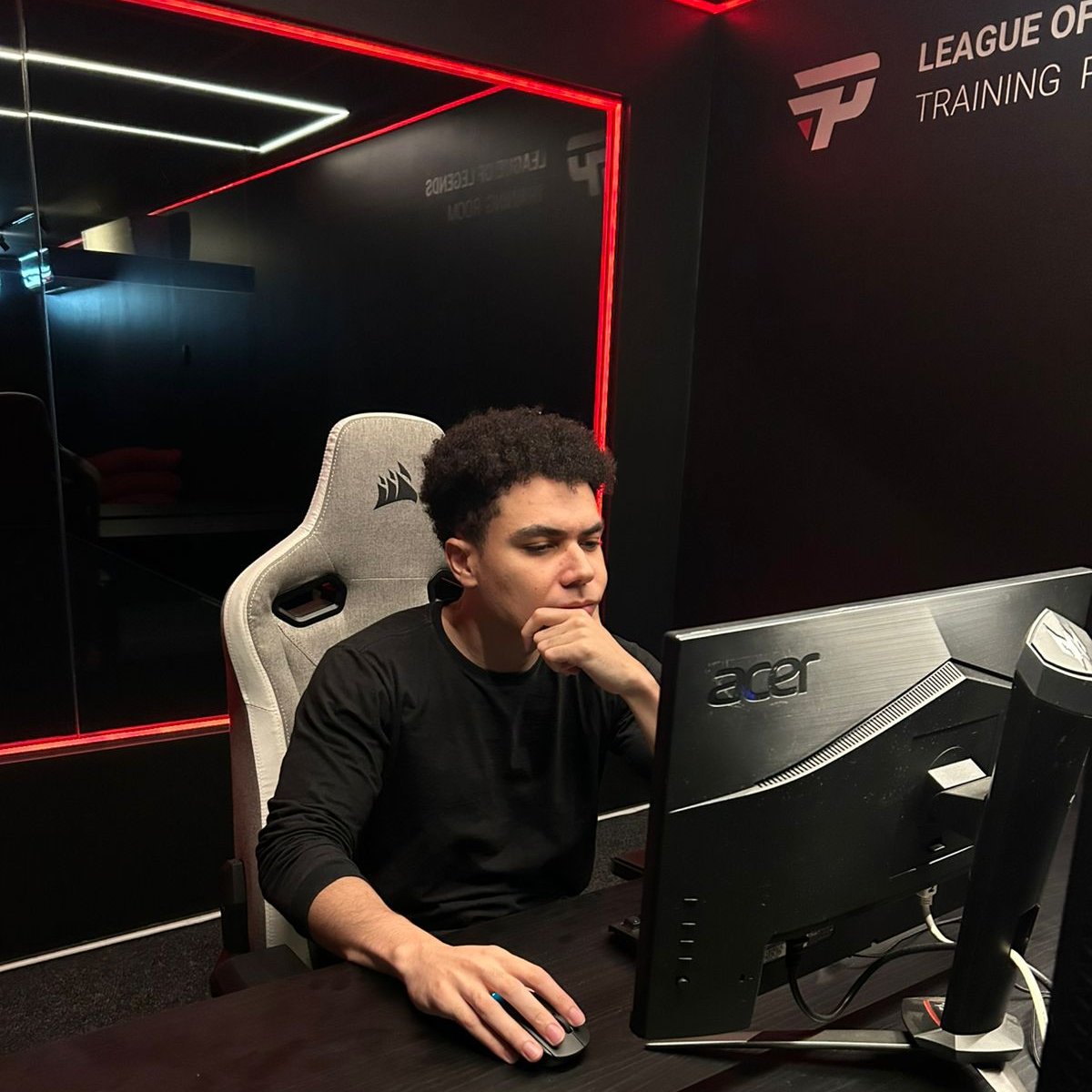 silêncio, o novo coach do cenário está estudando.