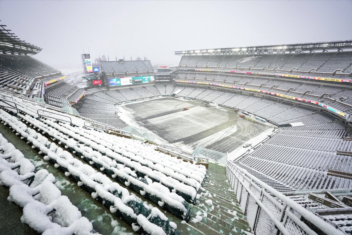 NFL's tweet photo. It’s a winter wonderland in Philly. 

LVvsPHI - 1pm ET on FOX/FOX One
https://t.co/HkKw7uXnxV https://t.co/wCt90wqj3H