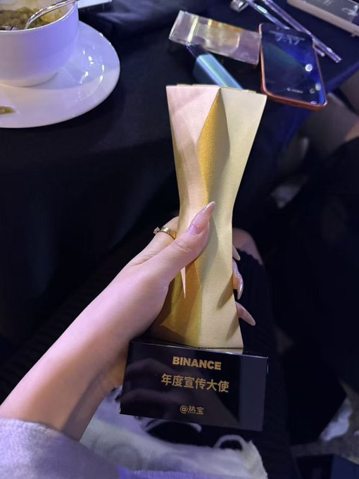 Kris7146's tweet image. Web3世界已经变成🐔窝了吗？

-推特上的KOL为了流量全在和🐔互动
-为了几十u差点害出人命的🐔竟然拿到了币安的年度宣传大使