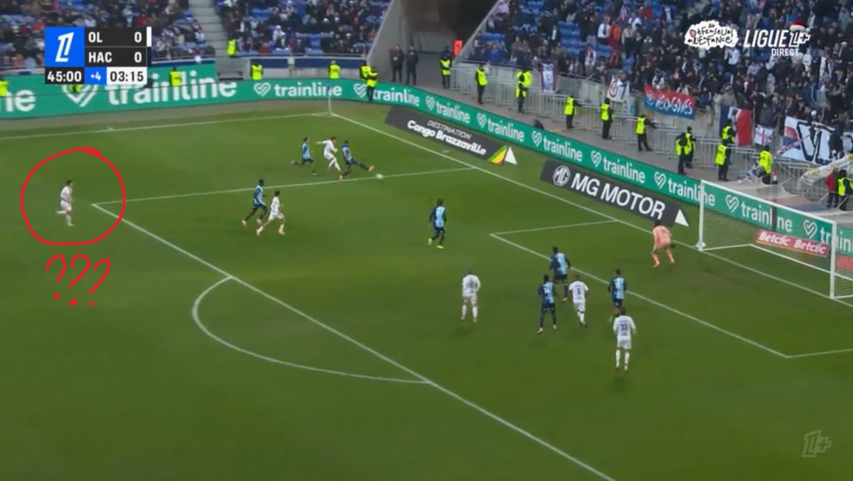 (C'est Satriano sur le débordement-centre de Moreira)