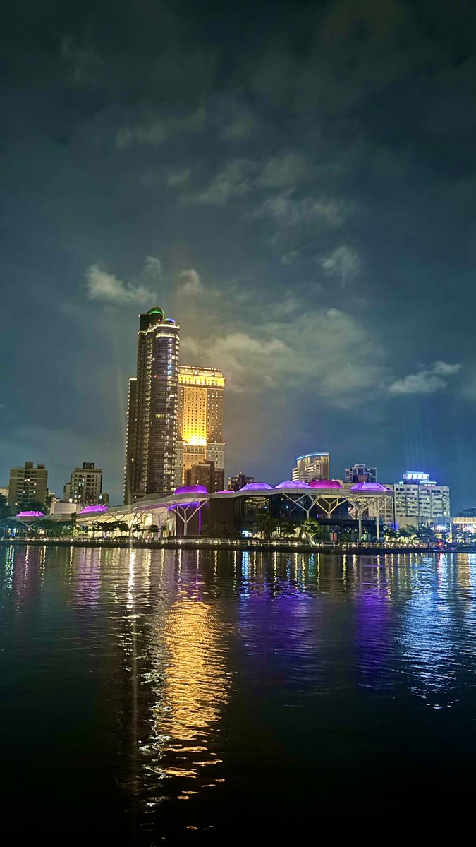 maynard_si's tweet image. 夜の水面に映る街の光🌆 美しい都市の輝き✨ #夜景 #都市