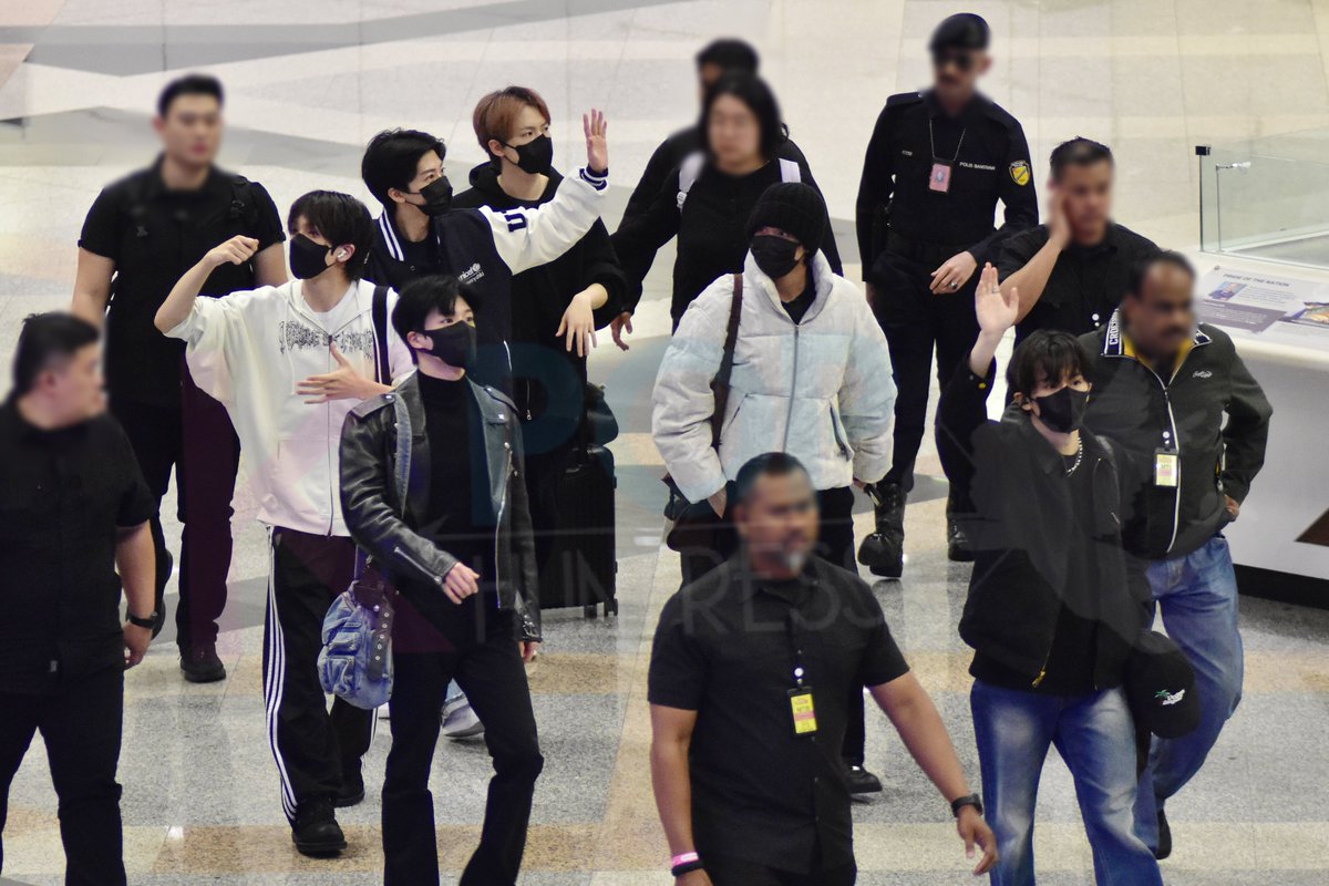 MyKpopHuntress's tweet photo. 251214 NCT DREAM @ KLIA 🇲🇾✈️

Safe flight home, NCT DREAM ✈️💚
Thank you for an unforgettable TDS4inKL, Malaysian Czennies will be missing you already 🥹

Rest well, until we meet again… lets meet again in Malaysia 🇲🇾💫

#NCT #NCTDREAM #TDS4 #THEDREAMSHOW4_in_KL #TDS4inKL #NCTDREAMinKL
