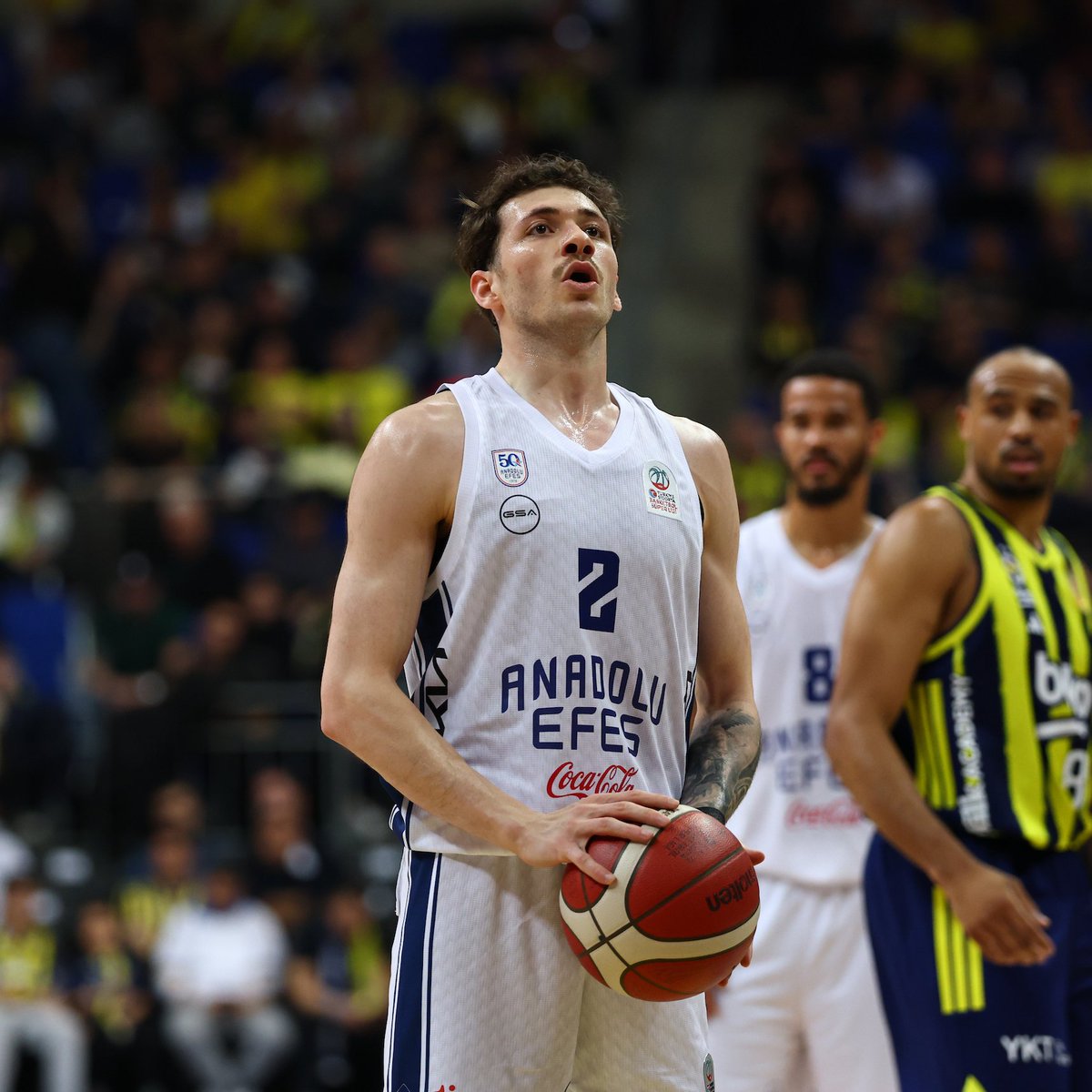 EurohoopsTR's tweet photo. 🔵⚪️ Şehmus Hazer'in kariyer rekoru, Fenerbahçe Beko karşısında galibiyete yetmedi:

⏱️ 28 dakika
🏀 31 sayı
🗑️ 2 ribaund
🍽️ 2 asist
✅ 9/11 şut isabeti https://t.co/6LMhqAuiTf