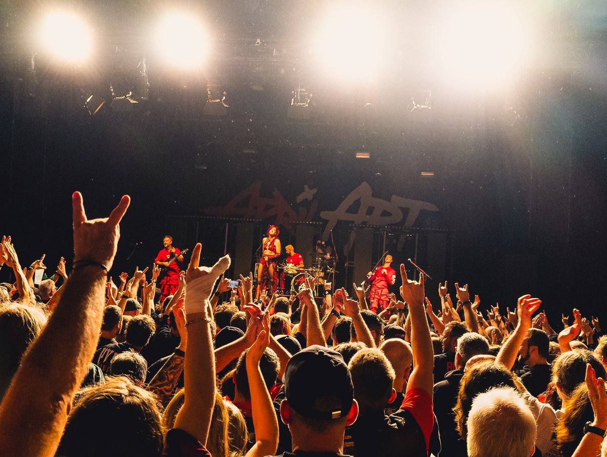 Jahresausklang (Teil1)
Ich lasse es einfach mal raus:
"LmaA war das ein geiles Konzert!"
Das Vorprogramm mit League of Distortion war schon eine fette Nummer.
Dann kam April Art auf die Bühne und eine Urgewalt brach in der Batschkapp aus!
#konzert #batschkapp #jahresausklang