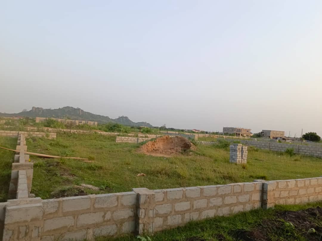 dogbey_atsu's tweet image. FOR SALE –🏡
One (1) plot of fenced wall land for sale, located at Afienya – Shai Hills.
✔️ Just 1-minute drive from the main highway
✔️ Comes with Site Plan
✔️ Indenture Documents available

Seriously buyers only. 
Contact📞  0570752470 for more details.

Dada Joe | #KalysHouse