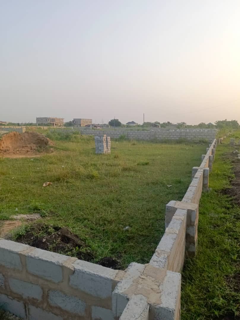 dogbey_atsu's tweet image. FOR SALE –🏡
One (1) plot of fenced wall land for sale, located at Afienya – Shai Hills.
✔️ Just 1-minute drive from the main highway
✔️ Comes with Site Plan
✔️ Indenture Documents available

Seriously buyers only. 
Contact📞  0570752470 for more details.

Dada Joe | #KalysHouse
