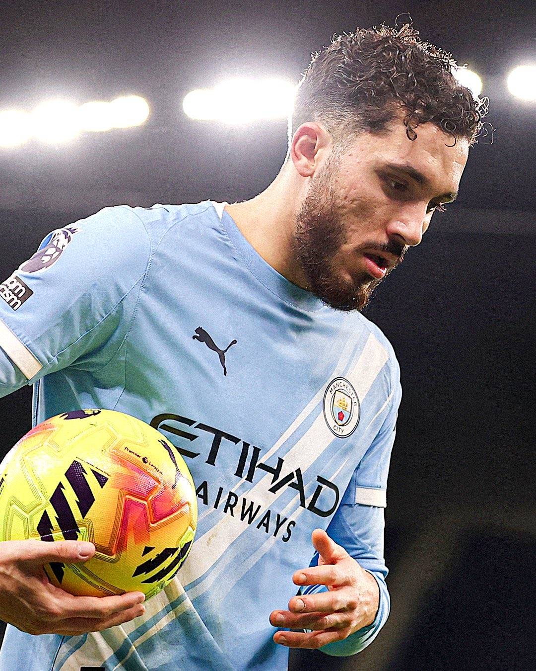 ريان شرقي نجم مانشستر سيتي لعب 488 دقيقة فقط هذا الموسم لكنه أكثر من صنع الأهداف برصيد 6 أهداف. 