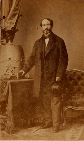 Fotografía que retrata al jurista y diplomático Juan Bautista Alberdi retratado en el año 1868 por el reconocido fotógrafo francés André Adolphe Eugène Disdéri en un estudio fotográfico de la ciudad de París. La imagen fue tomada durante su prolongado exilio en Francia, adonde se