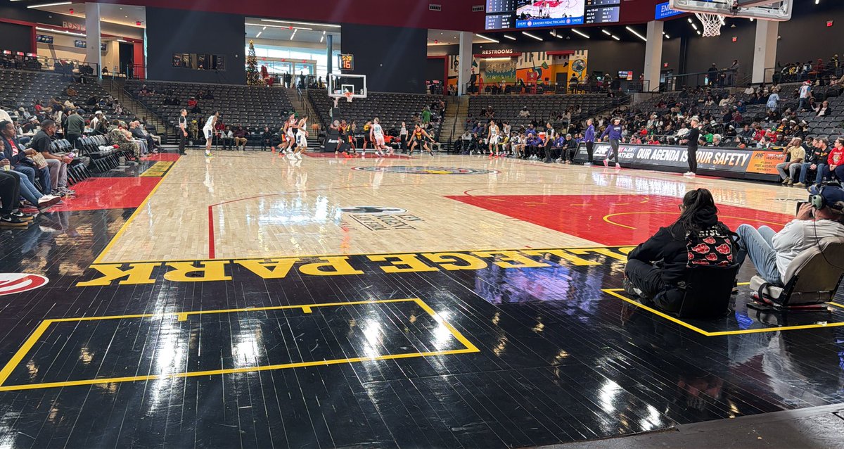 Tim_ATL's tweet image. Skyhawks Head Coach Steve Klei Visibly frustrated after what seems to be a missed call on Deivon Smith that lead to a transition 3. Skyhawks down 37-31