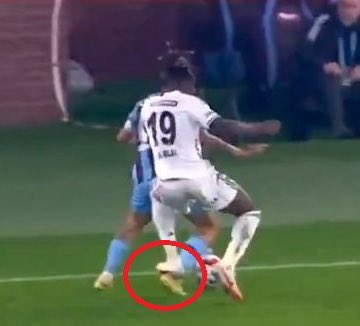 eksiogluJK's tweet photo. Aynı hareket 2 farklı karar!

Beşiktaş’a kırmızı Trabzon’a oyna devam! 

Adaletiniz batsın @TFF_Org @MHK_Resmi 

Çıkın konuşun susmayın yeter artık emlakçılık yapmaya değil Beşiktaş’ın hakkını savunmak için geldiniz ! @SerdalAdali_x @Besiktas https://t.co/TJDUFzzN6Q