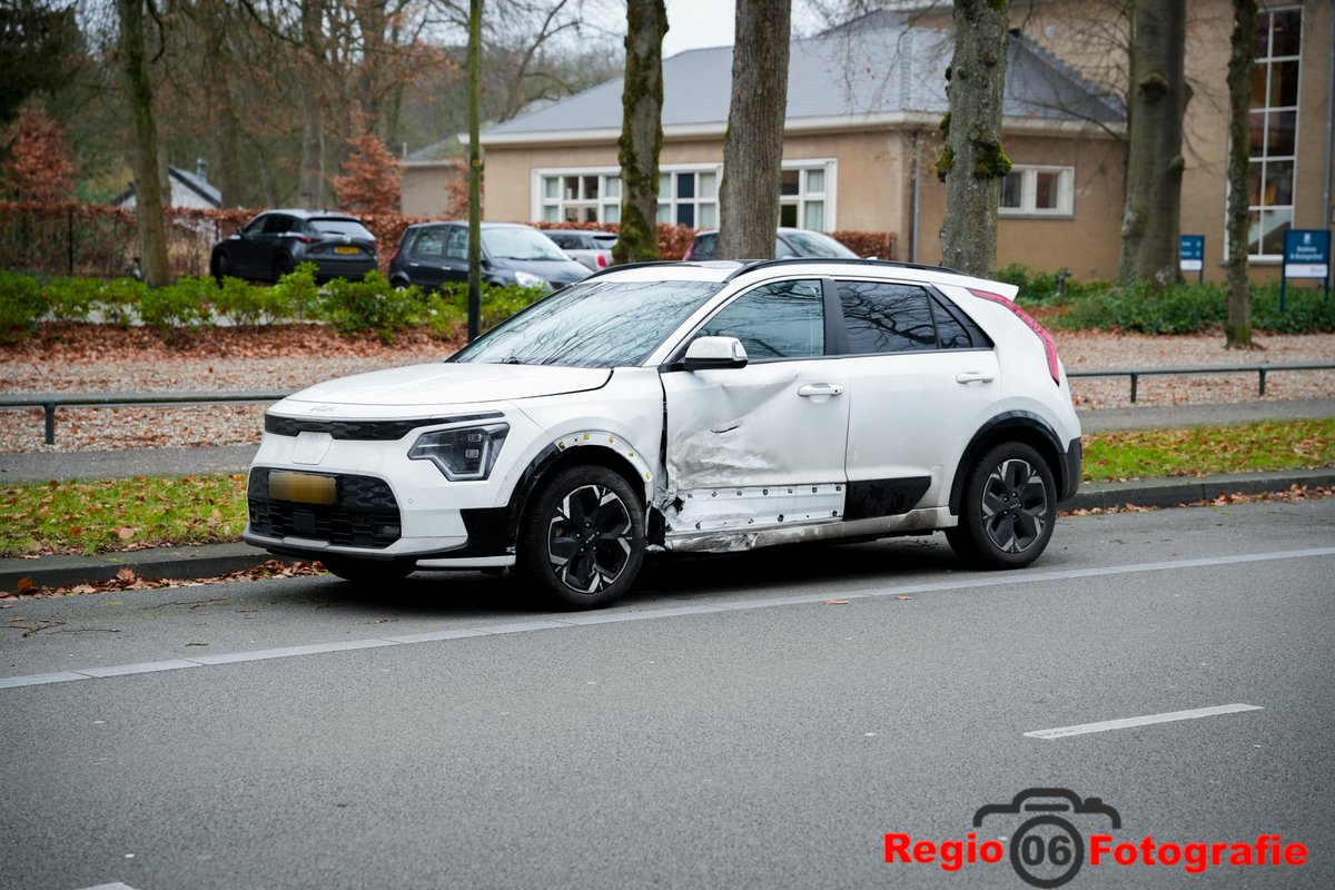 Flinke schade na ongeval op de Loolaan in Apeldoorn