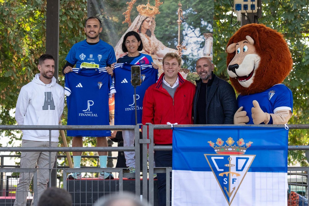 💙 ¡Foto de familia con el primer socio y la primera socia del Club Deportivo en la XI Carrera Solidaria Divina Pastora #CDSanFernando1940! 

👏🏻 ¡Enhorabuena!