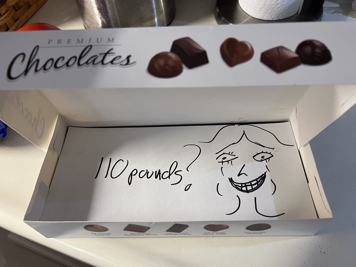 今チョコ🍫を食べようと思って箱を開けたら中にイタズラ描きが！😳😆
一緒になってもう直ぐ丸4年
お互い60過ぎてもユーモアたっぷりでいつも笑わせてくれる旦那さまに感謝🥰
それにしても女性？の顔がマジで怖すぎる😓