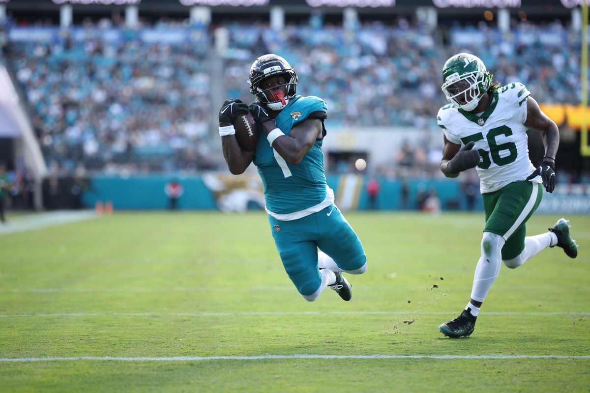 With the 20-yard touchdown reception, <a href="/swaggy_t1/">Travis Etienne Jr⁶𓅓</a> has reached 10 total touchdowns for the second time in the last four seasons. In franchise history, only RB Maurice Jones-Drew (five) has more seasons scoring 10-or-more touchdowns.

#ProBowlVote
