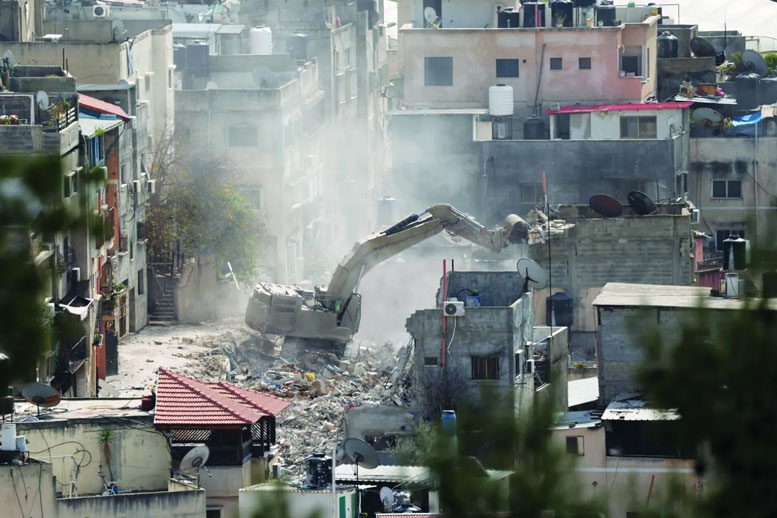 الاحتلال الإسرائيلي يقرر هدم 25 مبنى في مخيم نور شمس بمحافظة طولكرم - محافظ طولكرم يدعو المجتمع الدولي لتدخل عاجل وفوري - تأكيد على أن الهدم امتداد لسياسة التدمير والتهجير القسري 