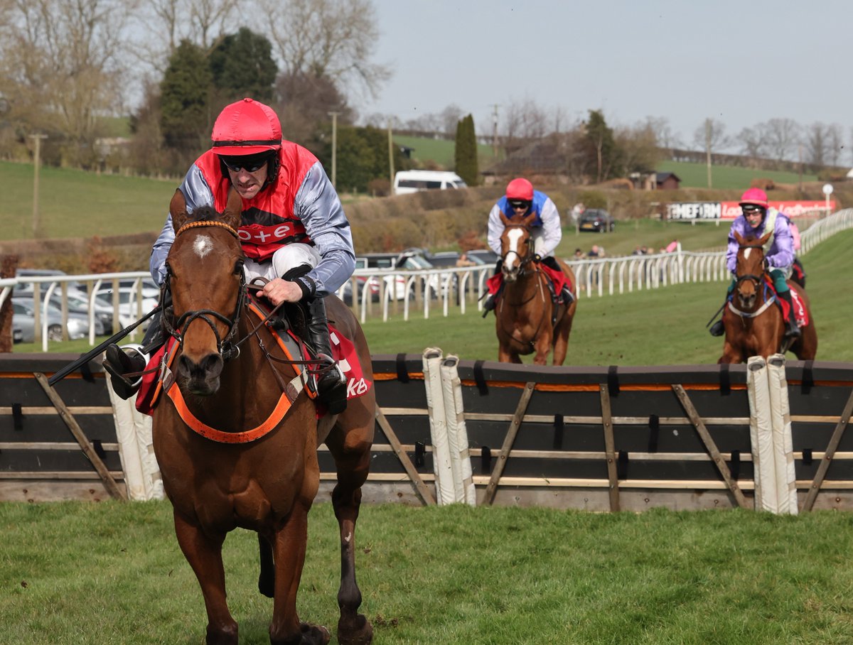 RPWeekender's tweet image. "She'll go to Doncaster next for a Listed race in December." 
Great to see @NRuthJefferson's plan with Ladiva Adiva at @DoncasterRaces on Saturday come off, as stated in her @RPWeekender stable tour last month. A great and underrated trainer - well done Ruth!