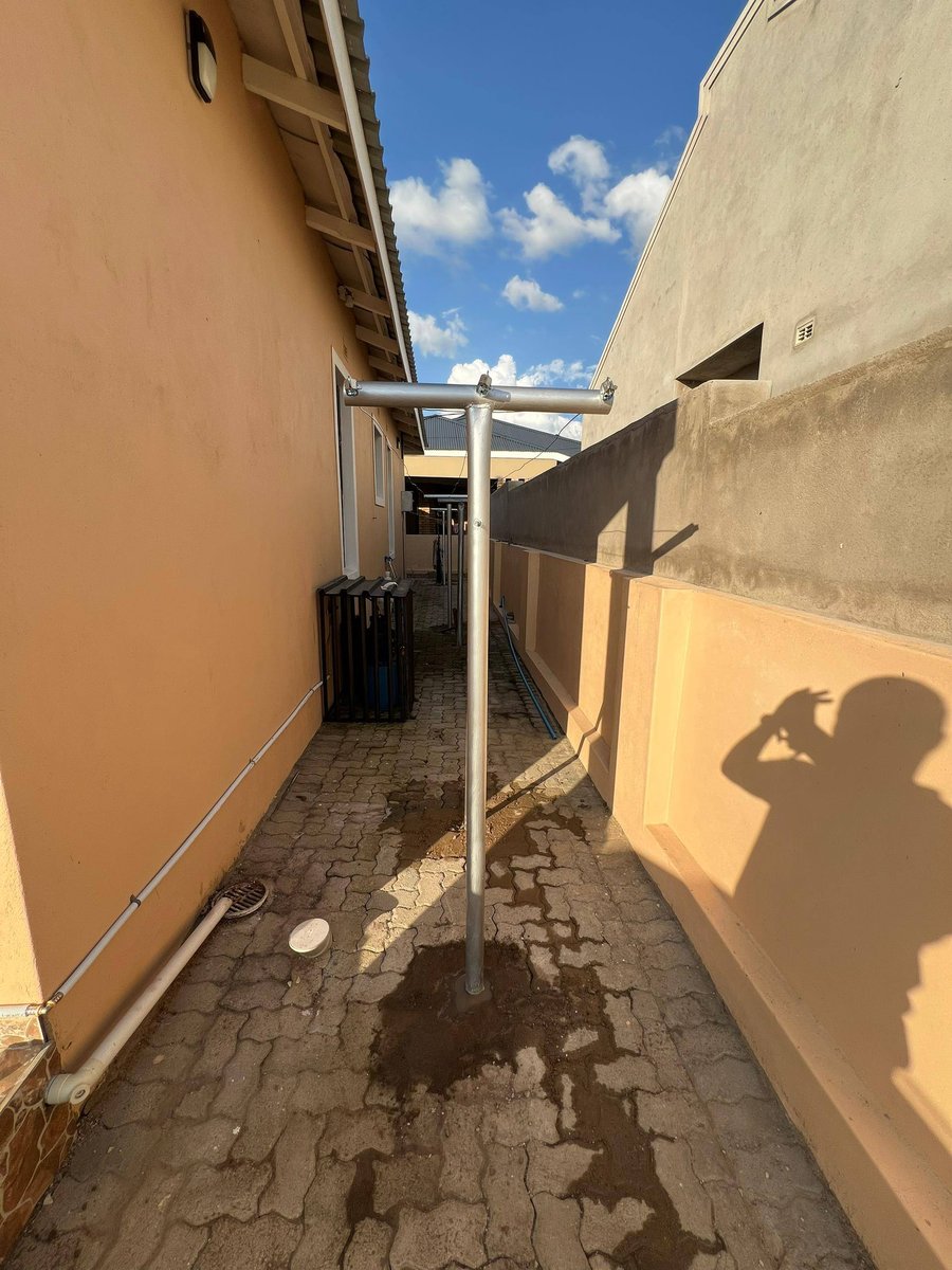 bc_dzigns's tweet photo. 📍Arlington
This setup provides ample space for drying clothes. Ideal for big yards.

12m - $149
T piece comes with the following:
- 3 heavy gauge poles
- 36m wire
- 3 clotheline tighteners
- 2 supporters
- Cement
- River sand
- ¾ stones
Contact us: +263 773 966 567 https://t.co/ieXpkI0267