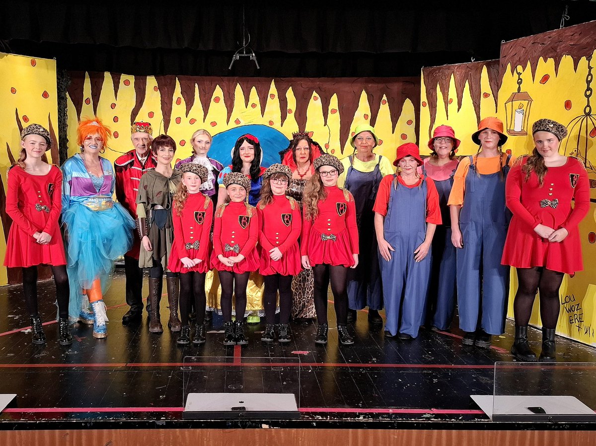 _VillageVoices's tweet photo. Out and about at Grain Village Hall last night to see the cast of 'Snow White and the 4 Mine-Nions', produced by Showin' Grain. More cast pics to follow next week! #grain #isleofgrain #hoopeninsula #strood #rochester #kent #panto #pantomime https://t.co/HDuGZ87Moc