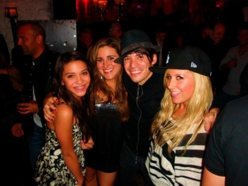 ThrowbackTisx's tweet photo. December 14th, 2009: Ashley Tisdale attends Vanessa Hudgens 21st Birthday Party in Los Angeles, California
•#MoniqueColeman #AlyMichalka #AJMichalka #StellaHudgens #KayceeStroh #ChuckyKlapow https://t.co/BP3xxtHyLj