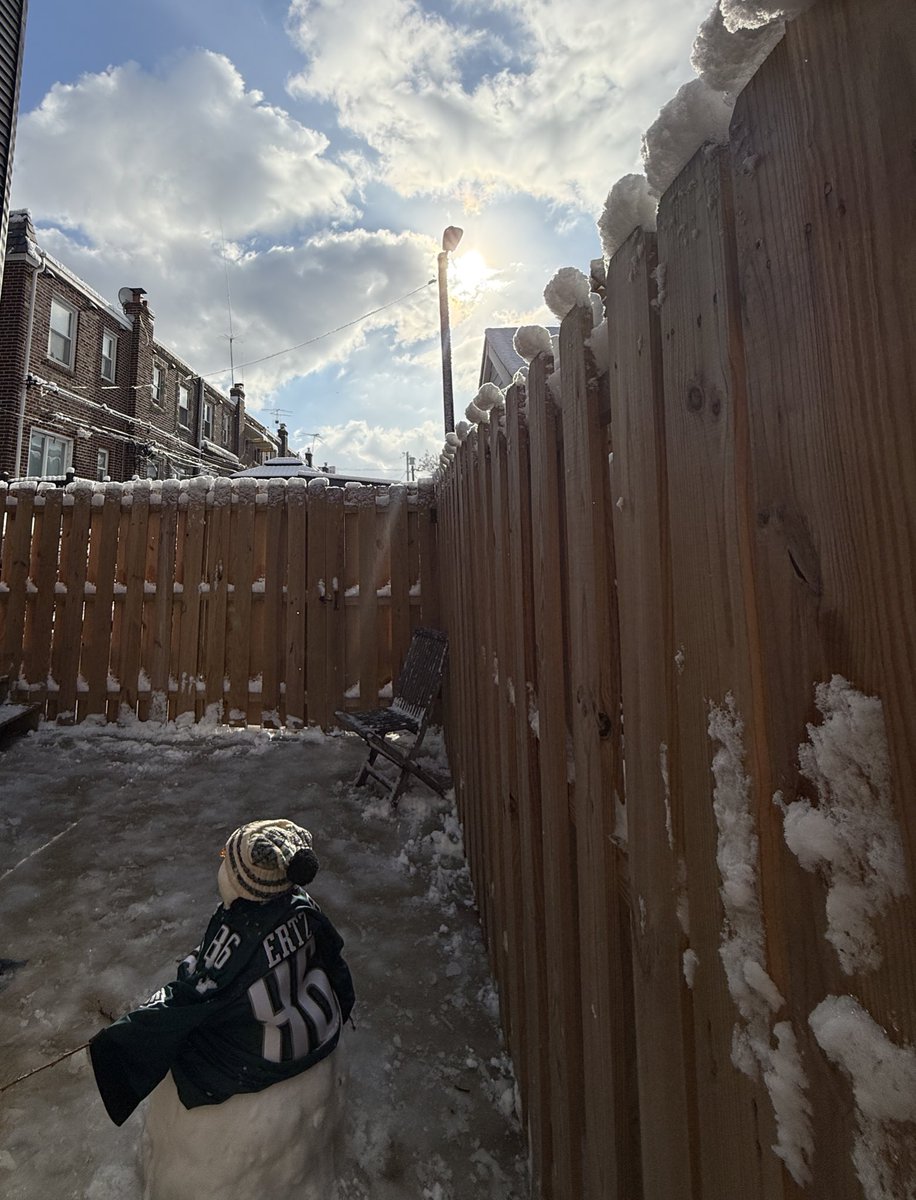 sash_phl's tweet photo. Game day snowman in South Philly. 

Dedicated to @ZERTZ_86 🥹

@Eagles #gobirds https://t.co/zBdqCib5cC