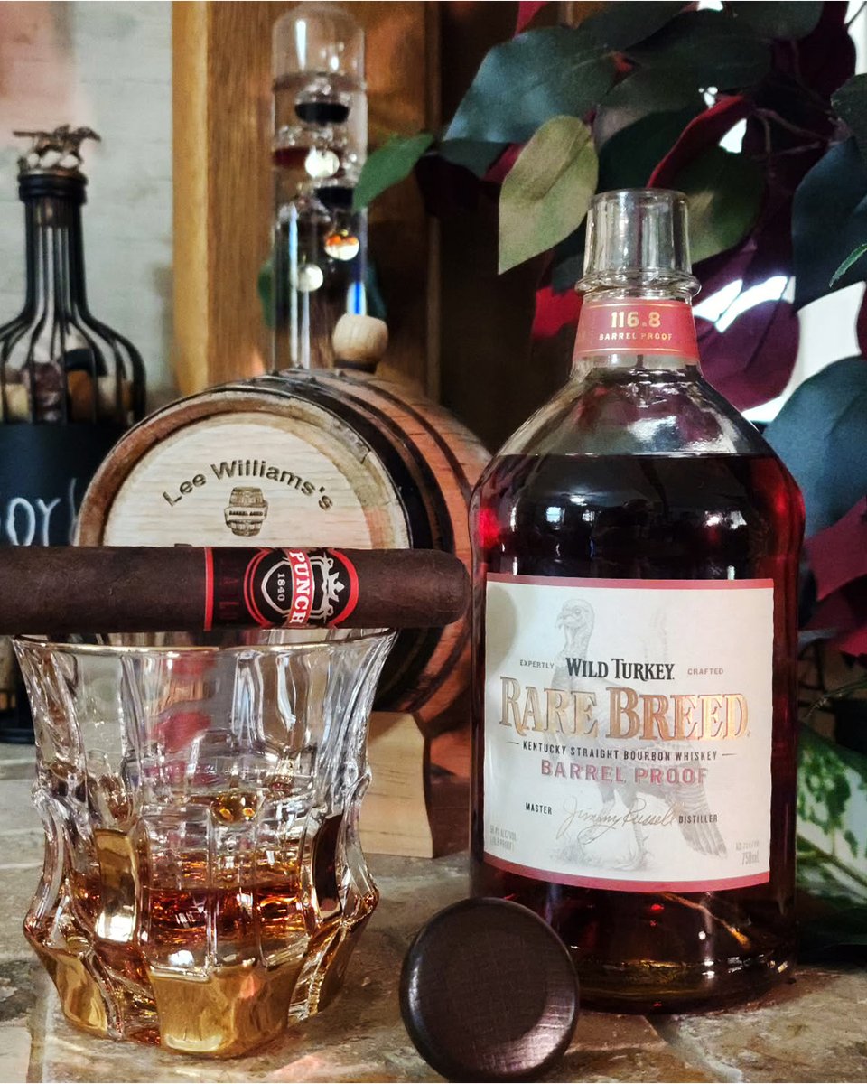 punchcigars's tweet photo. There are many ways to enjoy a Punch Cigar; these are just the best looking ones. πΈ
Cheers to @lee.williams.18 @taponstuff @brewsandstogies and @amandashoppassport on IG for the fantastic pics!
#PunchCigars #FanPhotos #FanOfTheMonth #CigarLifestyle #Whiskey #Beer https://t.co/YAjHPovvIi