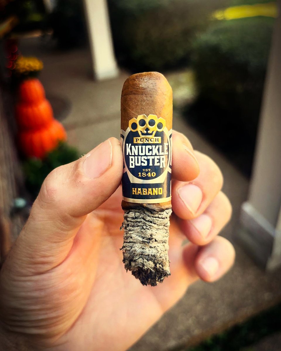 punchcigars's tweet photo. There are many ways to enjoy a Punch Cigar; these are just the best looking ones. πΈ
Cheers to @lee.williams.18 @taponstuff @brewsandstogies and @amandashoppassport on IG for the fantastic pics!
#PunchCigars #FanPhotos #FanOfTheMonth #CigarLifestyle #Whiskey #Beer https://t.co/YAjHPovvIi