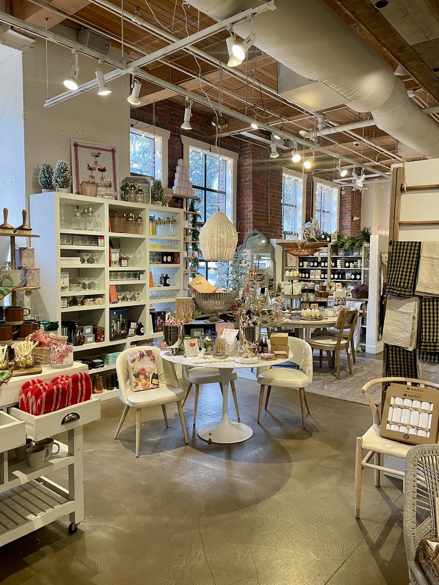 🇨🇦イエールタウンにある家具屋さんThe Cross Livingでクリスマスの雰囲気を楽しんだよ😊 
クリスマスツリー用のオーナメントがたくさんあって、見ているだけでも楽しい✨お家のデコレーションのアイディアを考えたい時に行くと良いかも！
