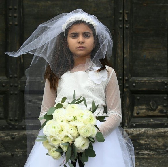 Yılbaşı ağacı süslemek haramdır diyen zibidiye soruyorum.

Yılbaşında ağaç süslemek mi haram ?
Yoksa,
11 yaşındaki kızı gelin yapmak için süslemek mi haram ?