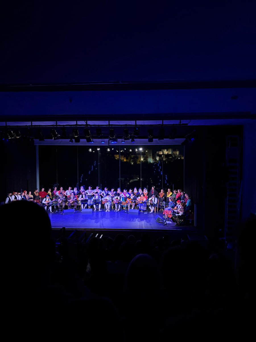 Calentando la zambomba.