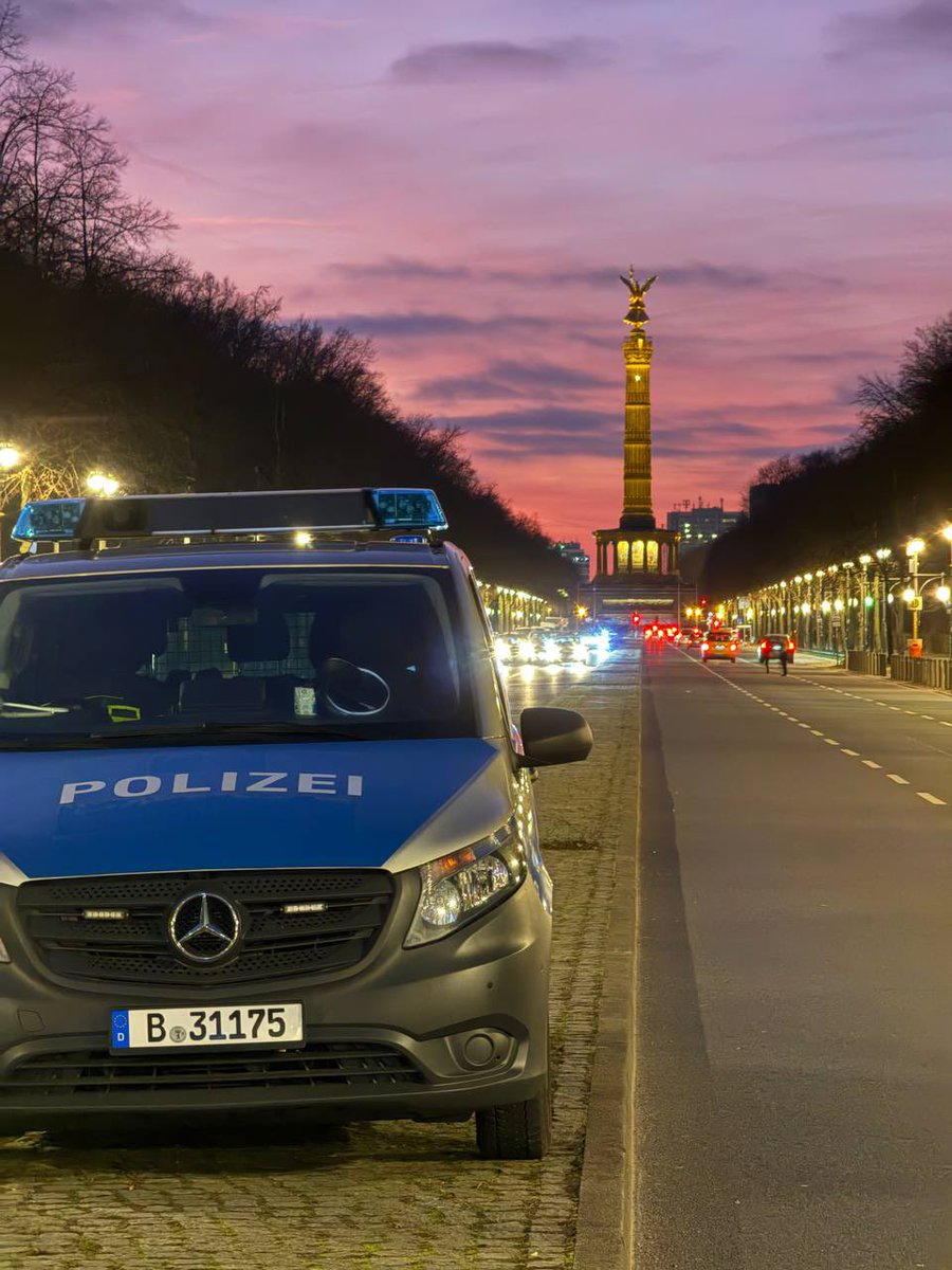 PolizeiBerlin_E's tweet image. Für heute beenden wir die Einsatzkommunikation zu #b1412. #Danke an alle Berlinerinnen und Berliner und alle, die heute in der Stadt unterwegs und durch unsere Sperrmaßnahmen betroffen waren. Vielen Dank auch an die Einsatzkräfte aus anderen Bundesländern und der Bundespolizei,