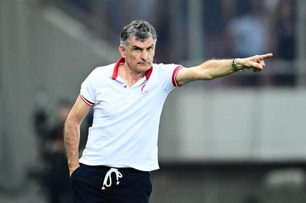 Επειδή θα βγείτε από τα λαγούμια σας, σήμερα

Δεν υπάρχει κοουτς χωρίς κολλήματα

Δεν υπάρχει κοουτς που δεν κάνει λάθη

Ναι σήμερα δεν ήταν σε καλή μέρα.

Ήρεμα με την ισοπέδωση συνέχεια.

Τέλος συζήτησης. 

Συνεχίζουμε πρώτοι. #OlympiacosFC