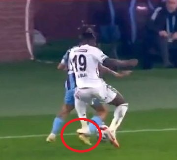 Hopeeyuksel's tweet photo. Hadi bu kırmızı(!) diğeri ne o zaman
Neye göre VAR?
#TSvBJK  #TFFİSTİFA https://t.co/qcsseIBLqX