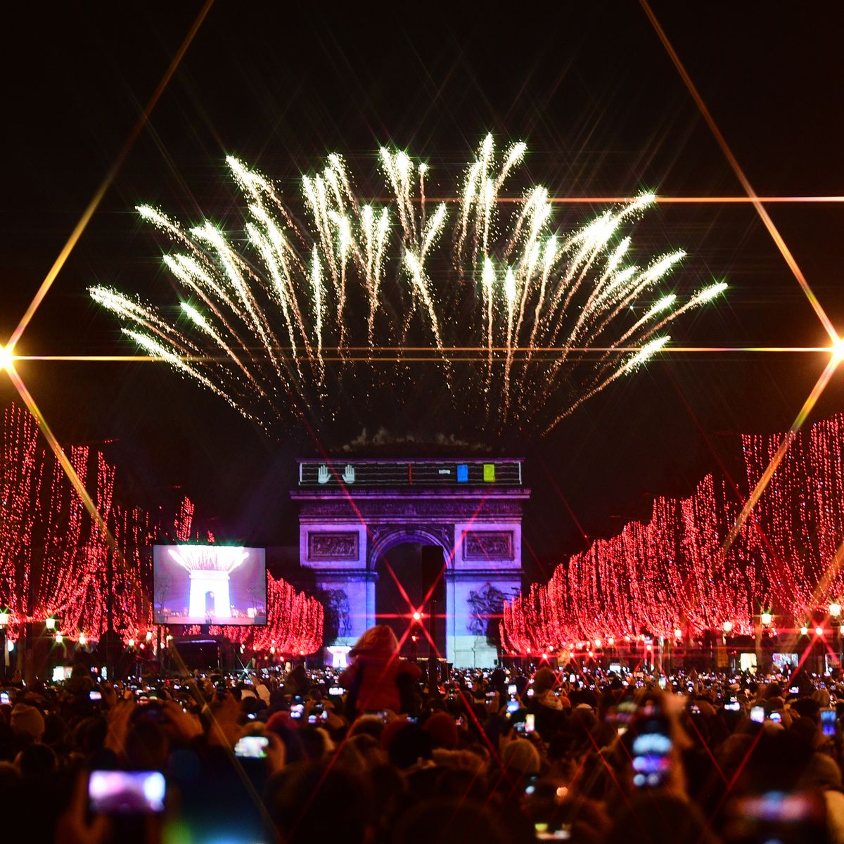 🇫🇷 | París cancela las celebraciones de Año Nuevo en los Campos Elíseos por motivos de seguridad:

Las autoridades de París cancelaron las celebraciones de Año Nuevo previstas en los Campos Elíseos, una de las concentraciones más multitudinarias de la capital francesa, debido a