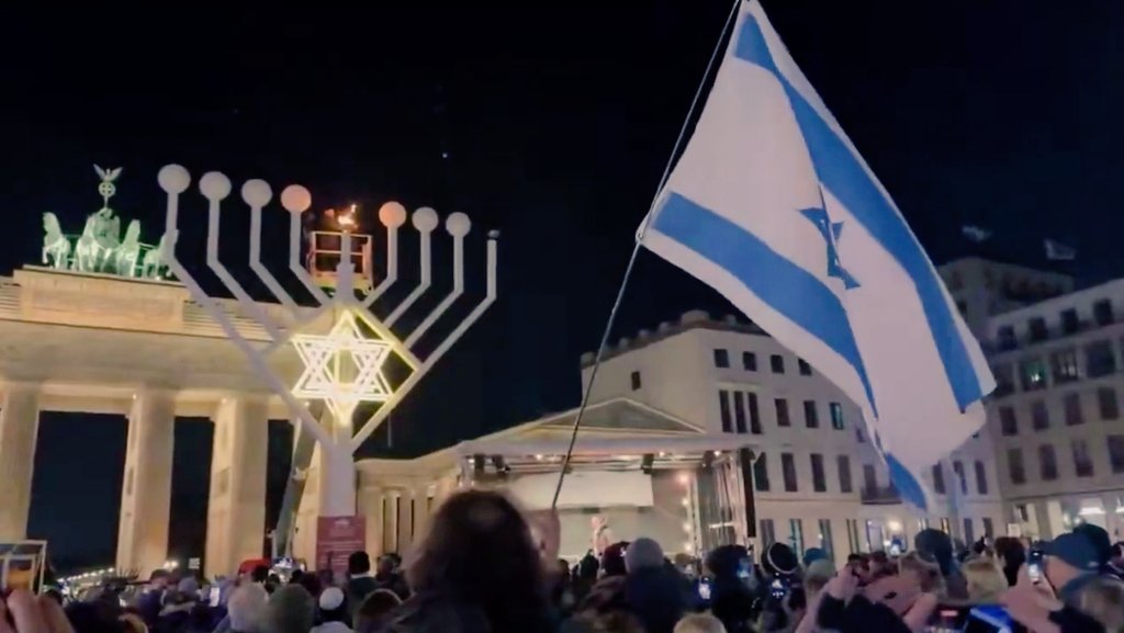 תמונת הדלקת החנוכייה משער הניצחון ברלין, גרמניה.

במקום בו נאם היטלר ימ"ש, הדליק היום חנוכייה שליח חב"ד ורבה של ברלין הרב יהודה טייכטל:
הרבי מלובביץ אמר: "איפה שהיה חושך - צריך להביא אור, איפה שהיה רע - להביא טוב, איפה שהיתה שנאה - נביא אהבה".
האור ינצח 🕯️
#Terrorism #sydney
