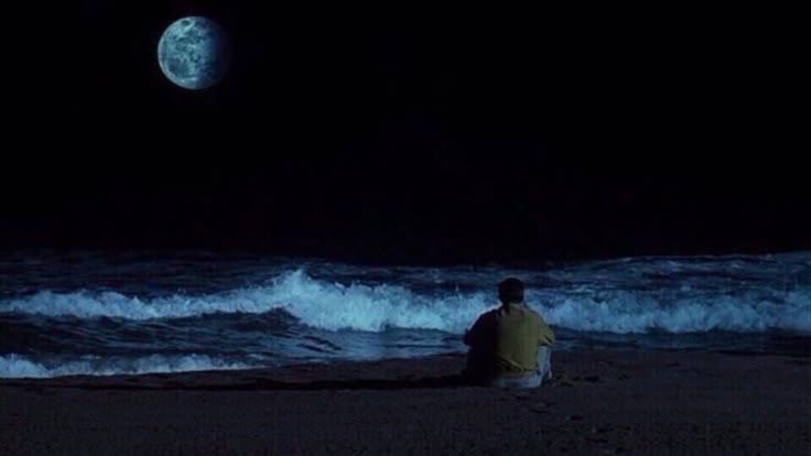 Ben yine dolaşıyorum o sokaklarda ama ne sen varsın ne gül kokan sokaklar ne de eski heyecan . Yine ben o sokakta yalnız başıma bir bankta yüreğimde hüzün ,gözümde yaş hala bekliyorum bekliyorum geri gelmeyeceğini bile bile.