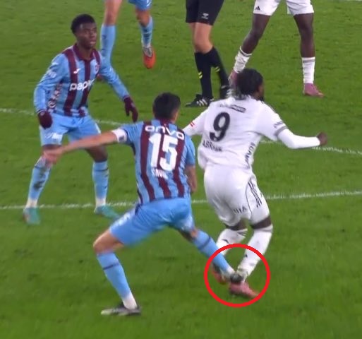 sergen_vekili's tweet photo. Tüm Beşiktaş taraftarları bu pozisyonları paylaşmalıdır.

Beşiktaşlı oyuncu yapınca kırmızı, Trabzonsporlu yapınca oyna devam.

Yok öyle iş hepiniz hesap vereceksiniz @TFF_Org 

#TSvBJK https://t.co/iHi7ko6QbF