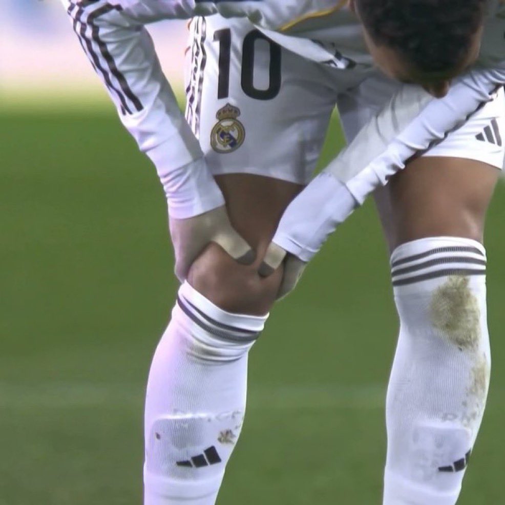 JosePadi_'s tweet image. Mbappé y Valverde estaban tocados antes del partido. Y en 5 minutos contra el Alavés dos entradas salvajes a la altura de la rodilla.