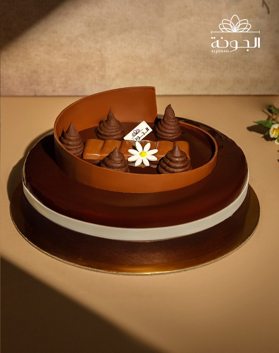 كيكة شوكولاتة فاخرة بلمسة كريمية ناعمة وصوص جالكسي غني…
تصميم أنيق وطعم يذوب ويترك أثره بكل لقمة.

📞 للطلب والتواصل: 0541001007
حلويات الجونة… نقدّم لكم الحلا على أصوله.