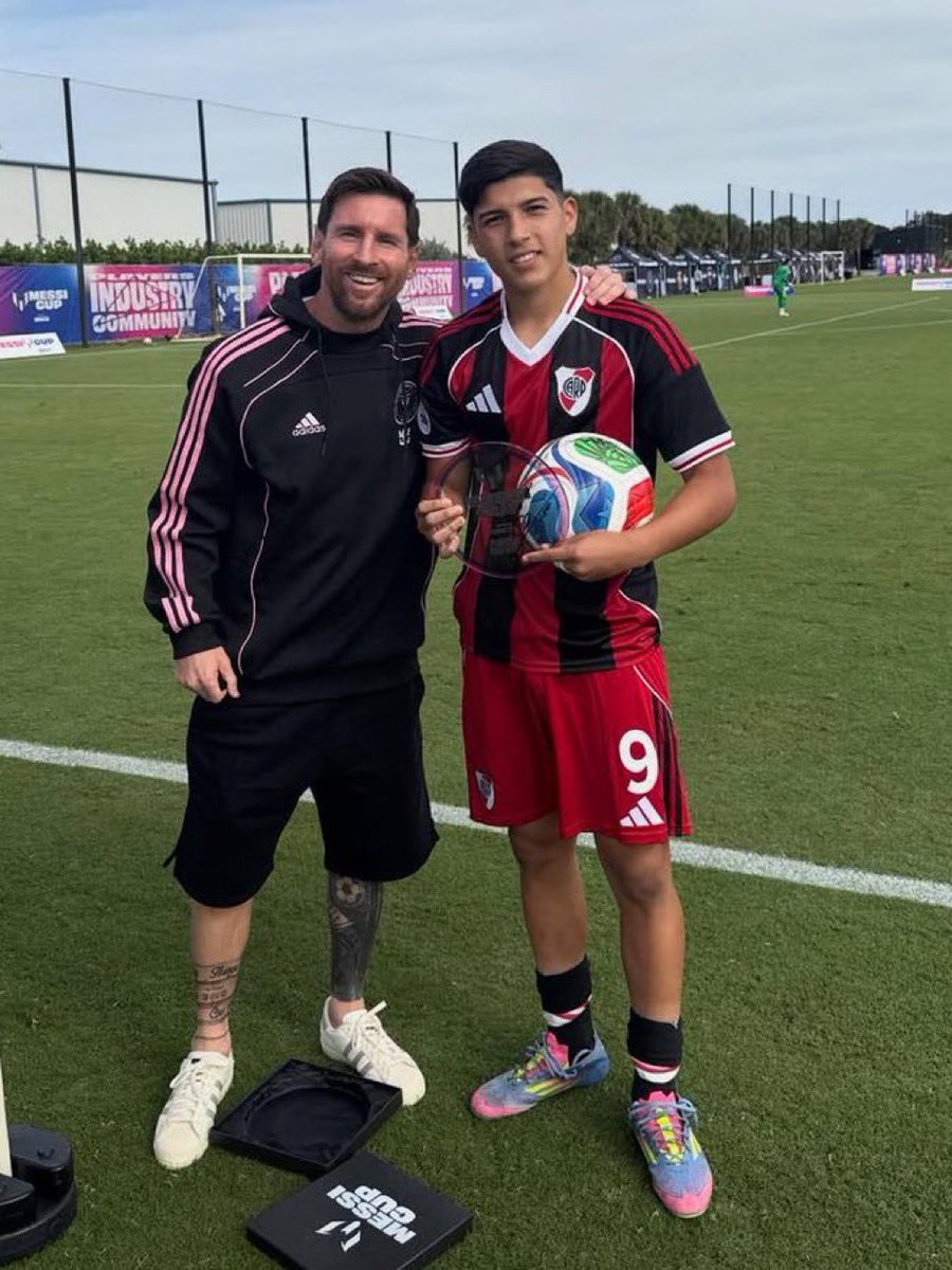3 hinchas de River mirándose a la cara