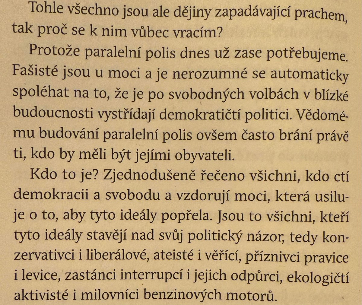 sssirda's tweet photo. Pro vítězství liberální demokracie bude potřeba všech lidí, kteří ji stavějí nad svůj politický názor.

Demokratů je teď napříč světem tak málo, že se musí přenést přes své velké spory.

Skvělá pasáž v nové knize Martina Šimečky – Výjimečný stav: Jak dobře žít ve zlých časech. https://t.co/IXLxUbp0DB