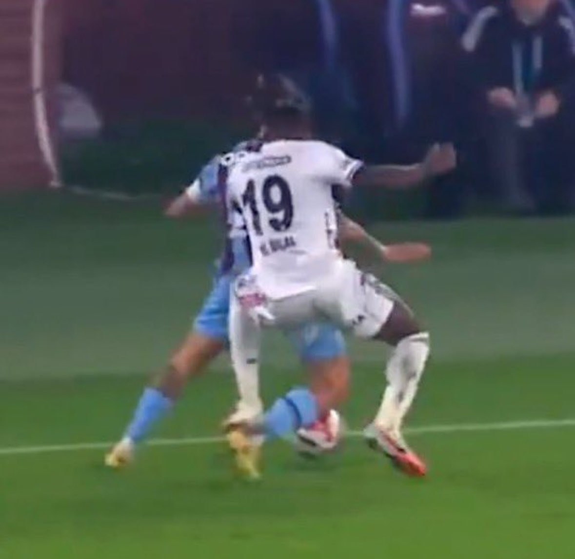 Bizim topçular diğer takımların oyuncuları gibi azıcık temas olduğunda feryat figan bağırmayınca kartlar tartışılır oluyor! Hadi ordan!!!!