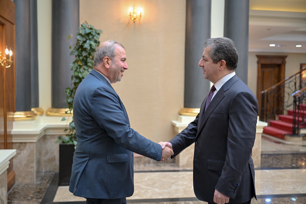 رئيس حكومة إقليم كوردستان مسرور بارزاني يستقبل سفير إيران لدى العراق محمد كاظم آل صادق. اللقاء شهد، وفق بيان لحكومة إقليم كوردستان، مناقشة المشهد السياسي العام في العراق لما بعد مرحلة الانتخابات النيابية، ومسار الحوارات الجارية بين القوى السياسية لتشكيل الحكومة الاتحادية الجديدة 