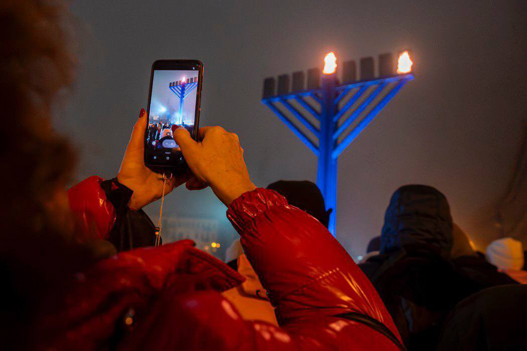 RT @Ucrânia: Feliz Hanukkah!
Mesmo na mais profunda escuridão, a luz persiste.
📸: Kyiv, 14 de dezembro de 2025