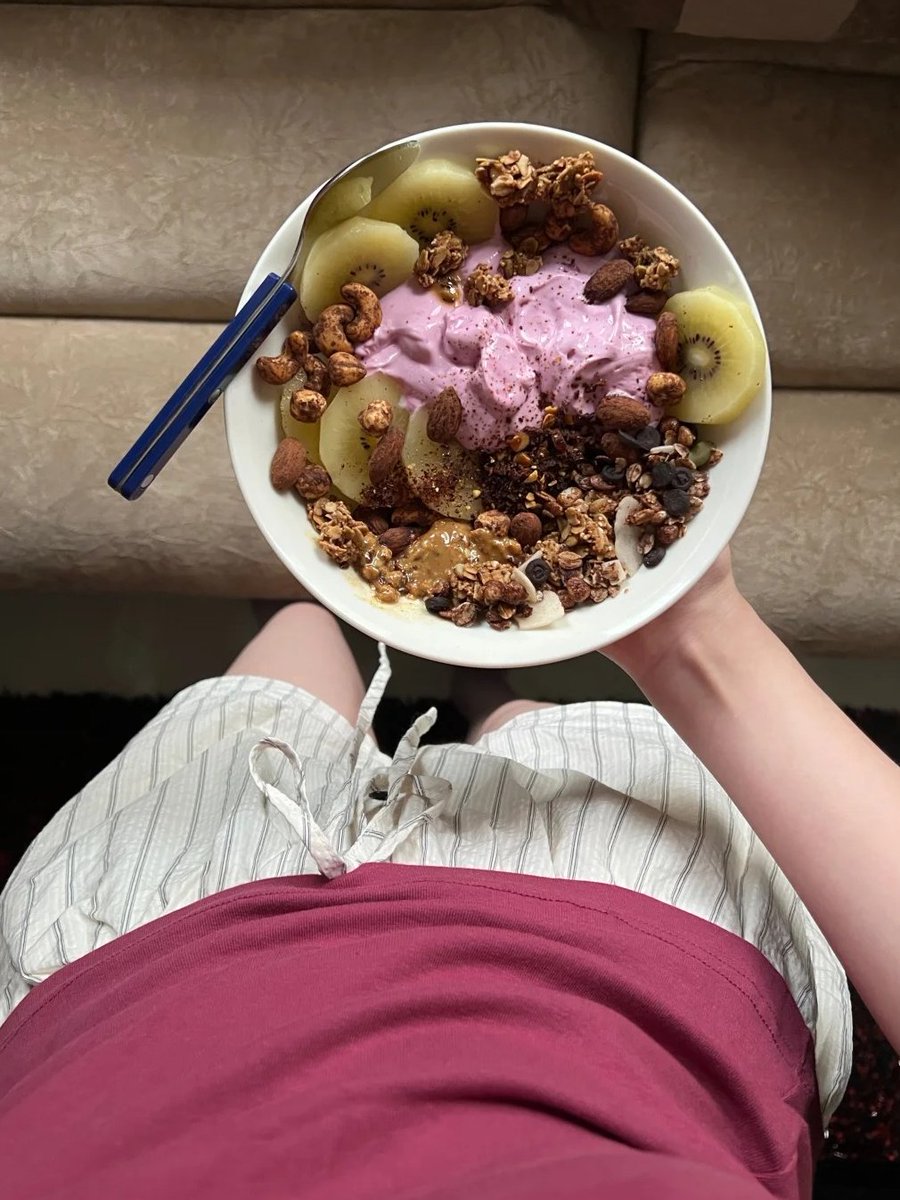 Bexe2142's tweet image. Sunday  fuel! 🥝🍓 Granola, kiwi, nuts, and a scoop of berry goodness. Ready for the day! ✨