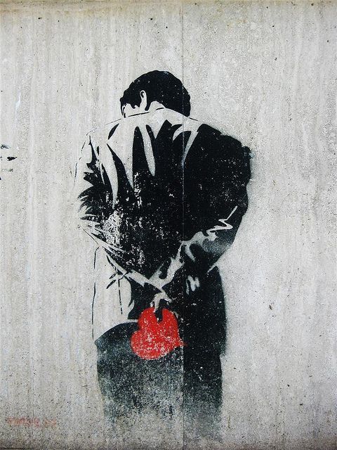 حاولت أن أنسى 
فأبى النسيان مني اقترابا 
قال لي: وكيف تنسى وأنت 
مقيم للحب محرابا 
ينسى الذي سلب منه الشعور 
وصار الحضور عنده كالغيابا 
شتان بين عاشق صادق وبين 
متلاعب  ويعتبر الحب سرابا 
إن المحب لاينسى من يوما 
أحب ولو طال لديه العذابا

**بقلمي 🖊️✨😔💔