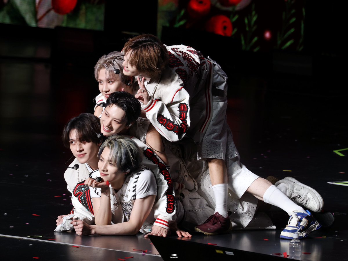 haloimaura's tweet photo. 251214 NoWayOut in BEIJING
To be continued💚

#WayV_NOWayOUT #WayV #威神V #钱锟 #KUN #李永钦 #tenlee_1001 #肖俊 #XIAOJUN #黄冠亨 #HENDERY #刘扬扬 #YANGYANG https://t.co/oT9noC6i6S