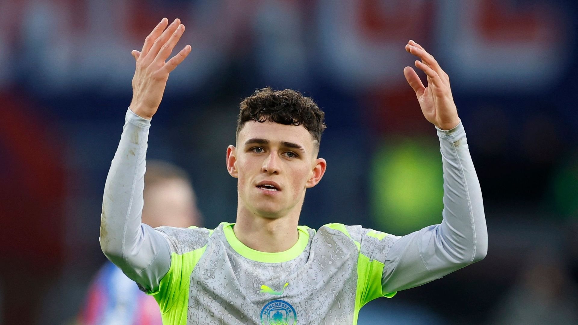 إيرلنغ هالاند يقود مانشستر سيتي للفوز 3-1 على كريستال بالاس ليواصل ملاحقة أرسنال على الصدارة. - مانشستر سيتي يرفع رصيده إلى 34 نقطة بفارق نقطتين عن أرسنال. - هالاند يرفع رصيده إلى 17 هدف في صدارة هدافين الدوري 